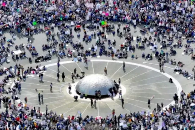 特朗普后院起火：加州独立呼声高涨，民众游行抗议!