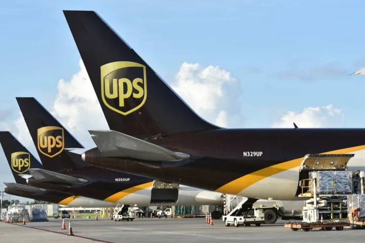 UPS对中国包裹收取附加费；TikTok全球下载量2月继续霸榜；FedEx加速两国递送服务