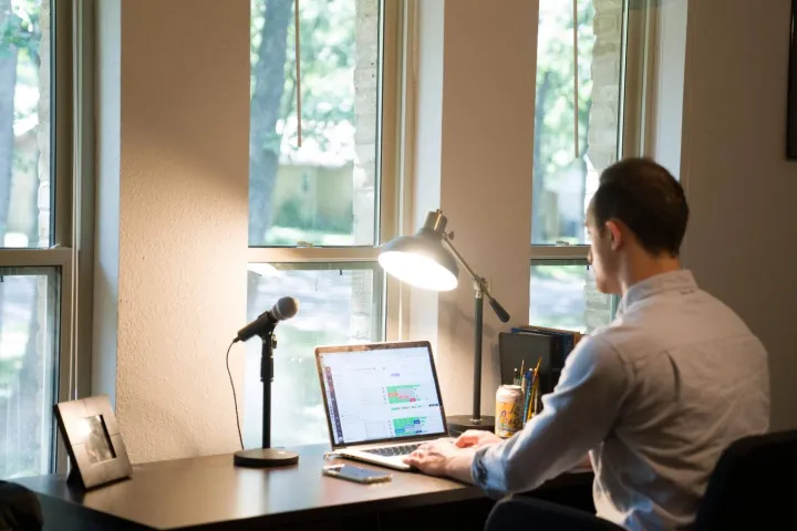 跨境电商独立站VS平台电商：谁更适合中小卖家？