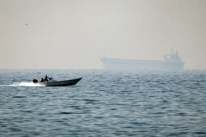 霍尔木兹海峡航运拥堵：460艘集装箱船卷入风险区，运价快速上涨