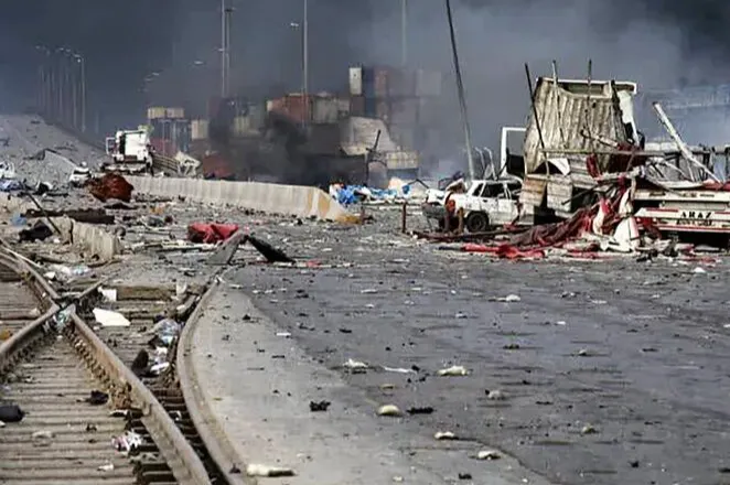 最新!伊朗港口大爆炸，40人丧生，超1万个集装箱被烧毁！