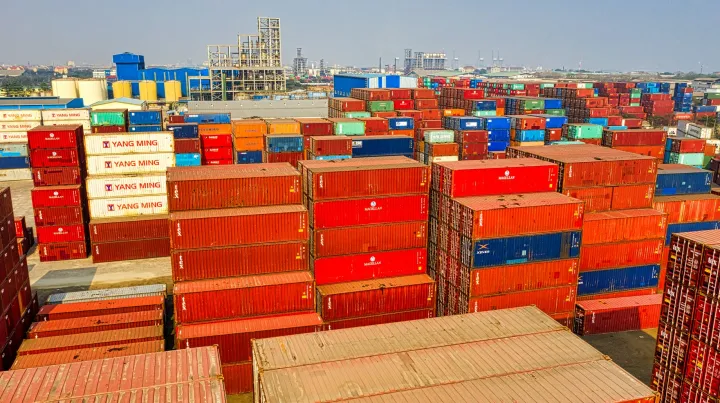 港口大排长龙，码头“一号难求”！