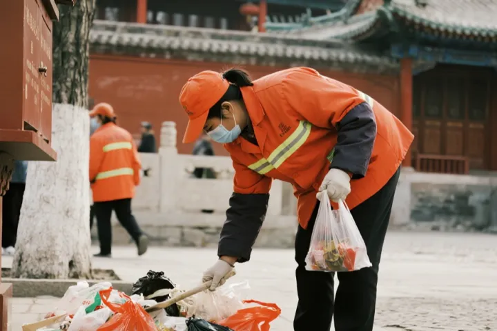 景区“宠”游客，委屈只能员工自己吞？