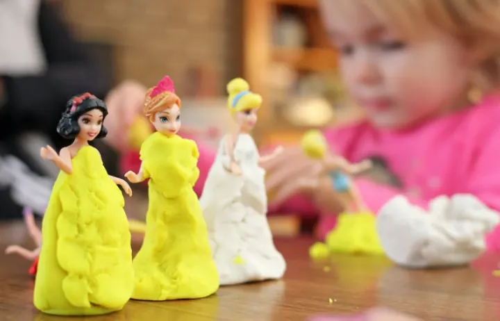 旧床单变身迪士尼在逃公主裙，TikTok上的“床单时尚”生意有多大看头？