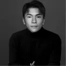 “时尚毒瘤”洞洞鞋年销180亿；设计鞋花的人，更是天才。