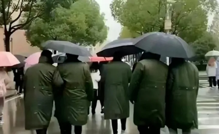 军大衣凭啥成了今冬顶流？