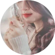 赵丽颖新剧路透视频流出，只见视频中赵丽颖不断吸入奶茶，圆圆的脸蛋鼓起腮帮子像小松鼠