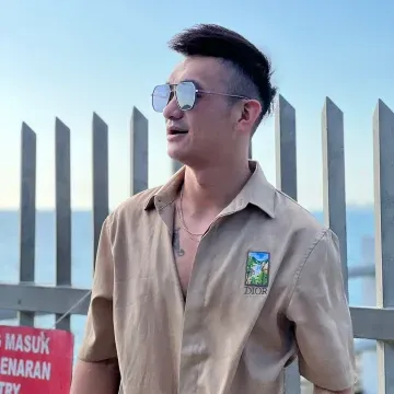 网络gai溜子努力练腹肌中