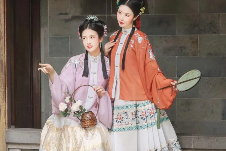 传统服装出海爆单！老外也爱中国风，马面裙海外正热卖！