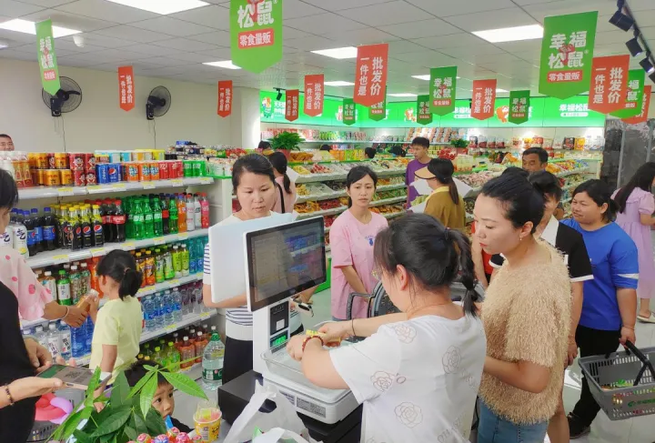 三年2600家店、获两轮融资，对话幸福松鼠：乡镇市场能率先跑出零食硬折扣万店品牌吗？