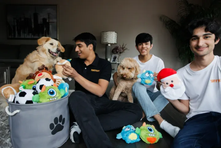 将创业作业做成大生意！3名高中生卖狗狗玩具，10个月赚数万美金