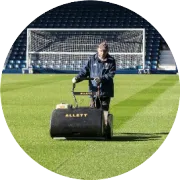 Regal 世界上最高效的足球场单联滚刀剪草机