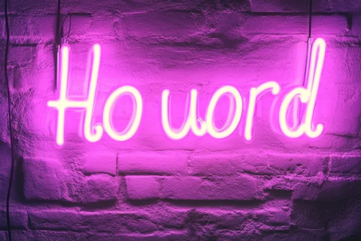 闷声发大财，AI素材做定制霓虹灯出海项目。运营成本降低70%，效果提升200%！