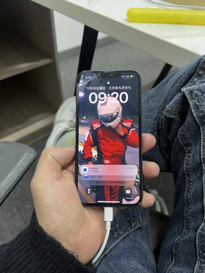 老十三，再陪陪朕吧！
再陪朕过上个几年，几年而已！
朕的寝宫三百六十二块砖石……（不对）
朕，前些日子去看了老十七
他虽好，朕确不喜！
因为老十七一直觊觎皇帝的……钱包！
你虽有些身体不适
低老十七三个等级
但你是朕最宠爱的……嫡长机啊！
#iPhone17[话题]# #iPhone[话题]# #甄嬛传[话题]# #甄嬛传十级观众[话题]# #每天都有值得记录的瞬间[话题]#